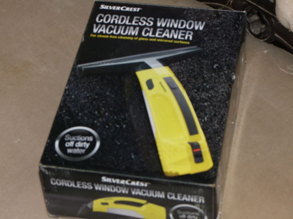 Lot 33: SilverCrest Cordless Window Vacuum Cleaner