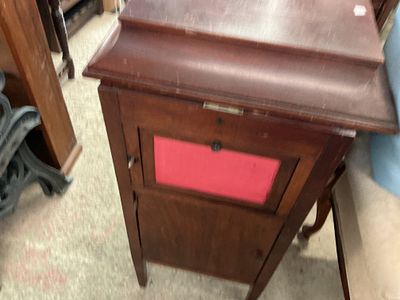 An early 20th-century mahogany-cased upright gramophone cabinet attributed to the Victor 