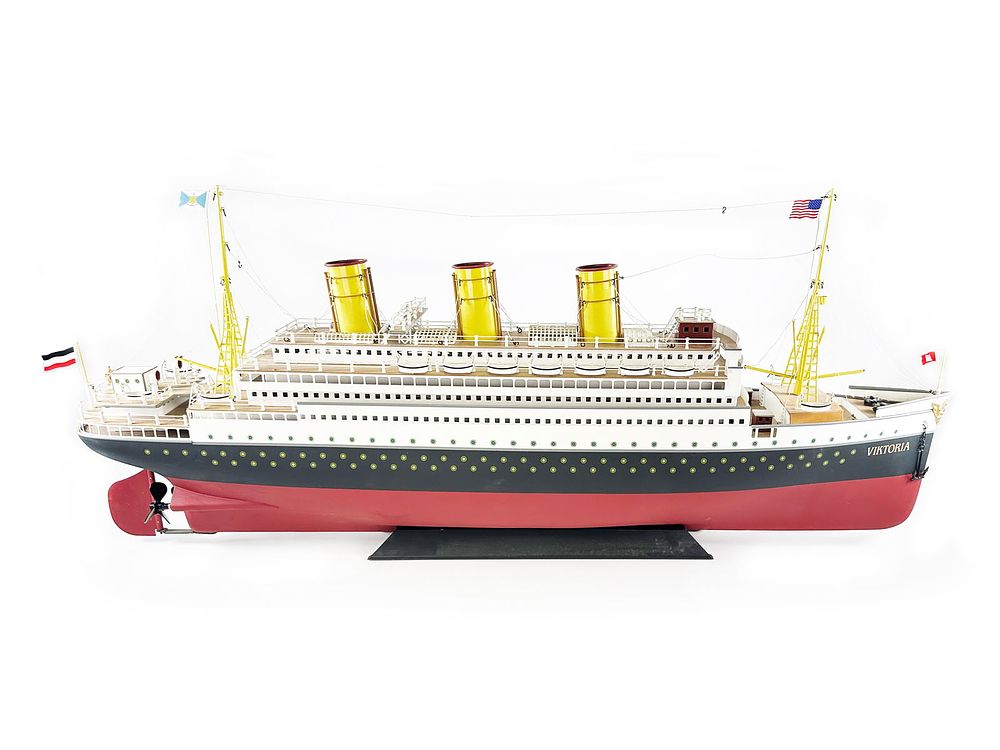 Lot 306: Marklin Victoria Ocean Liner Tin Ship