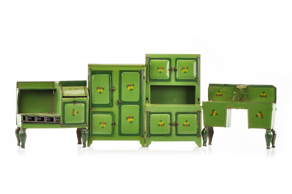 Lot 334: Hoge Mfg. Co No. 241 Playhouse Kitchen Room Tin Dollhouse Furniture
