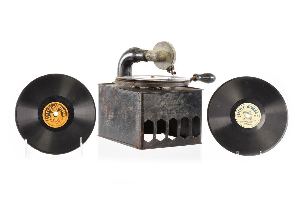Lot 347: The Garford Mfg. Co. "Baby" Child's Phonograph Toy & 3 Little Wonder Records