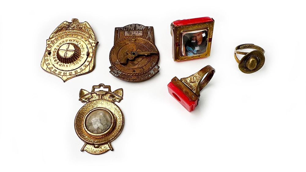 Lot 351: 1950s Roy Rogers Radio/Cereal/Brand Premium Badges & Rings: Western Cowboy TV Lot of 6