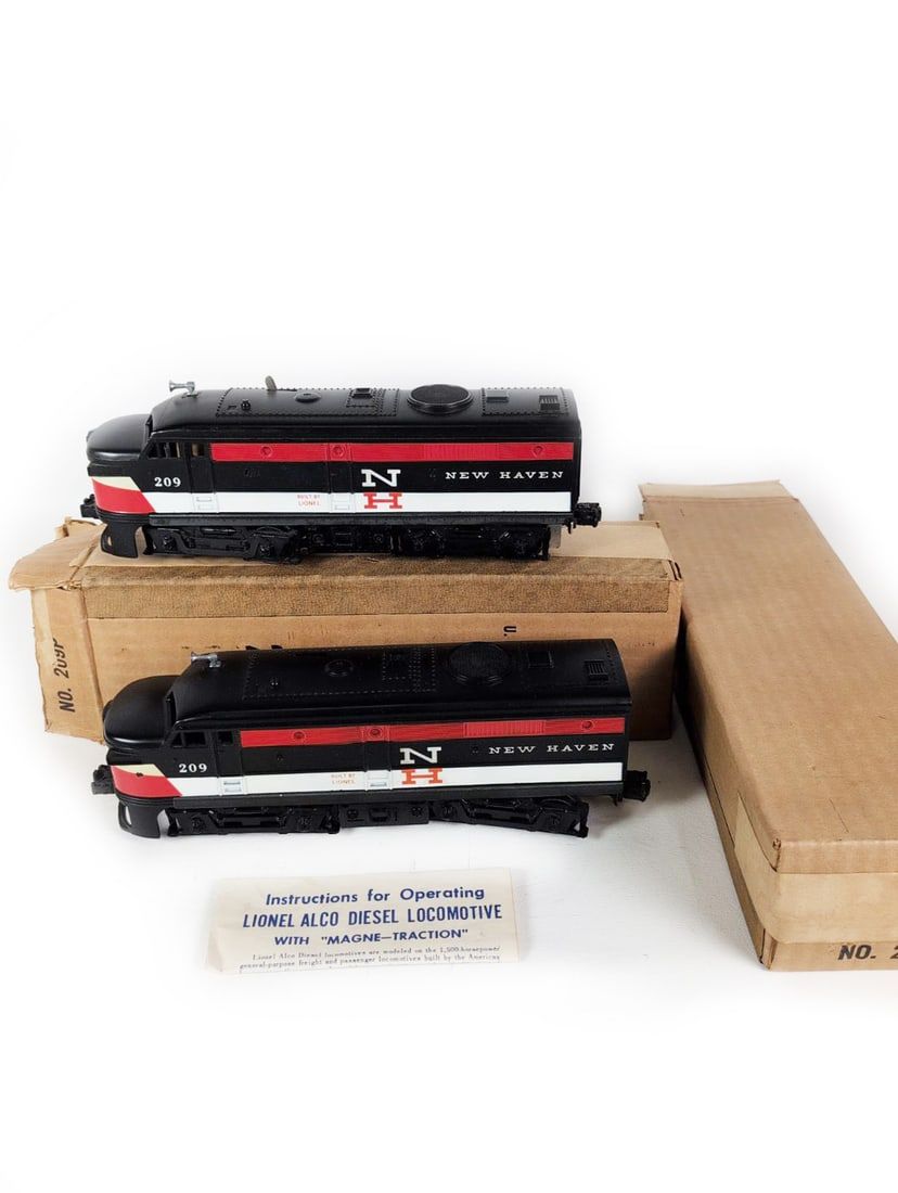 Lot 514: 1958 Scarce Postwar Lionel 209 New Haven Alco Diesel Engines 209P & 209T NMIB
