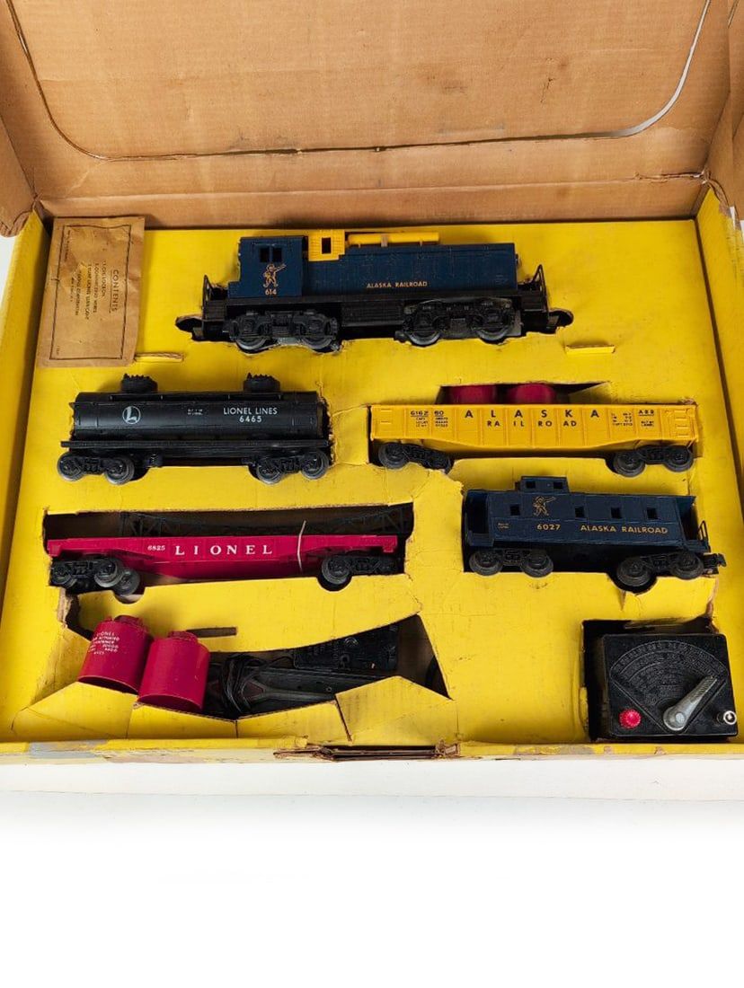 Lot 515: Lionel Set No. 1611 The Alaskan Set 614 6825 6464 in Original Set Box