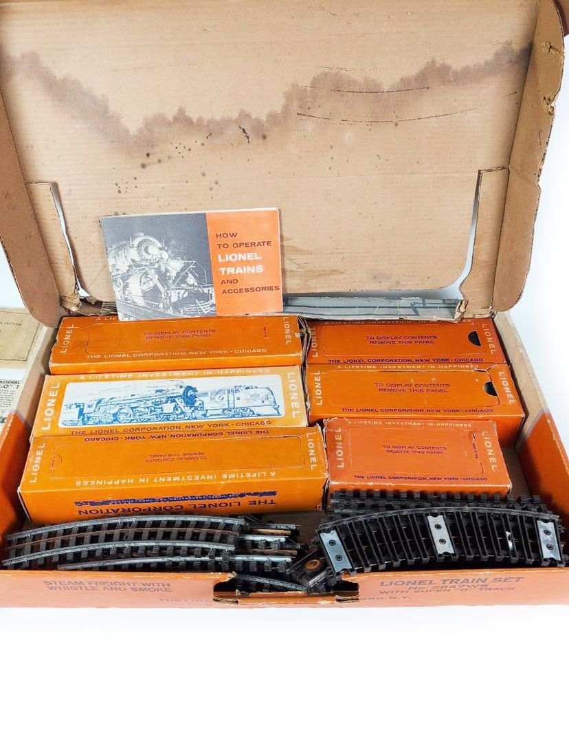 Lot 516: Lionel Postwar Set # 2547WS w. 637 Loco 2046W Tender & 3330 6475 6361 6357 in Set Box