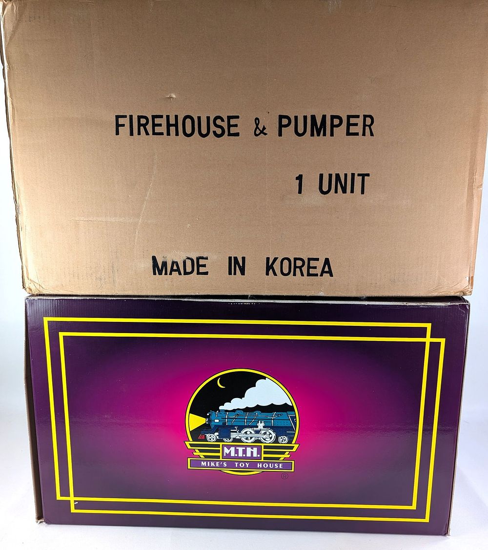 Lot 522: MTH 10-1003 Standard Gauge Kingsbury Fire House and Pumper MIB