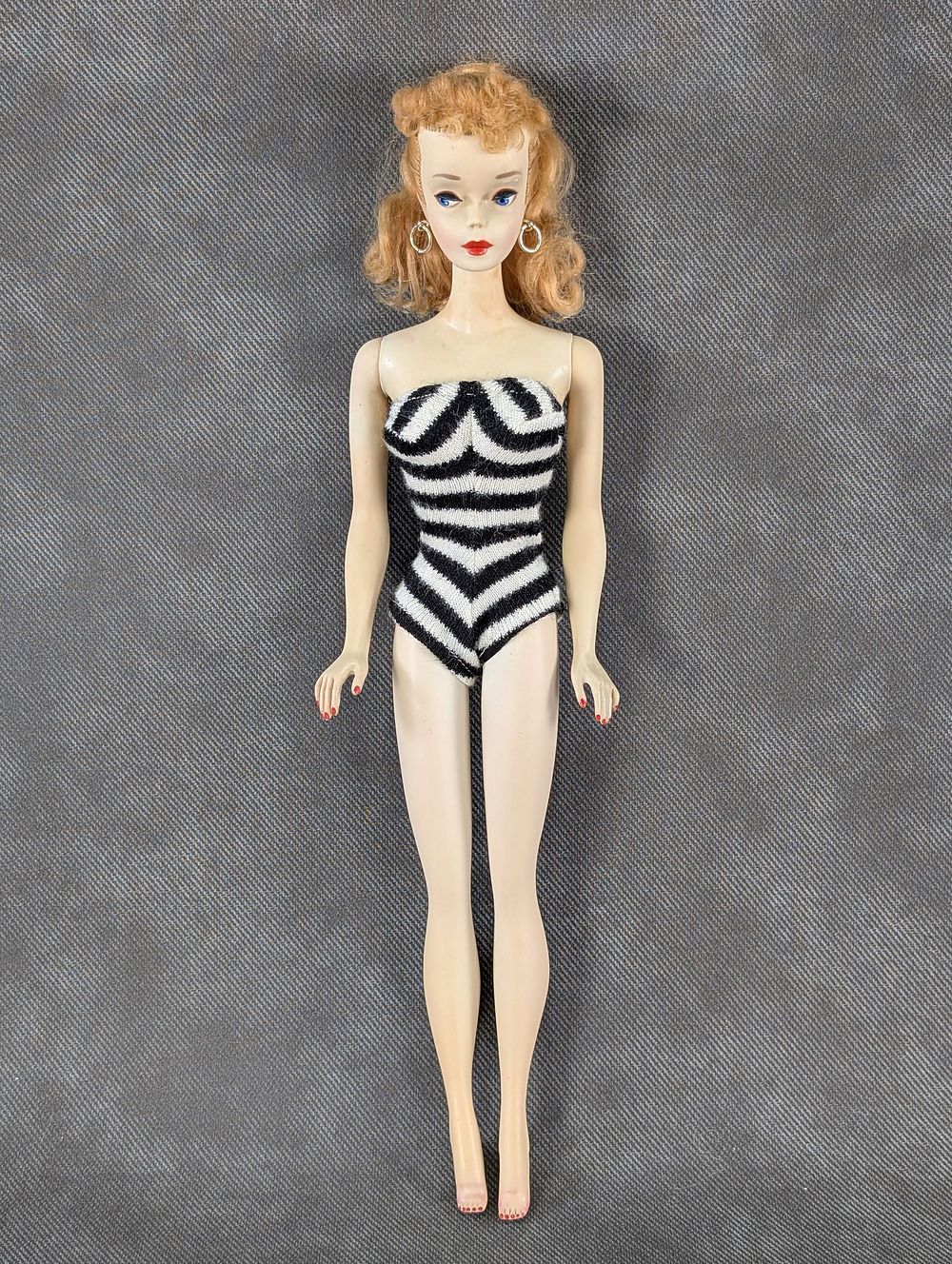Lot 165: 1959 #3 Blonde Barbie Doll Gorgeous