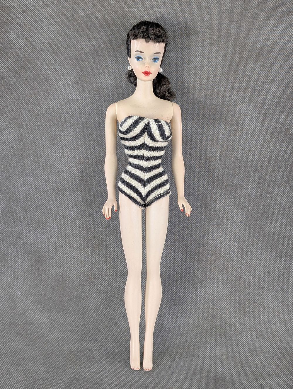 Lot 166: 1959 #3 Brunette Barbie Doll Gorgeous