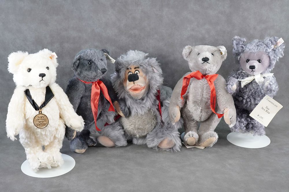Lot 171: Steiff Disney Convention Exclusive Limited Edition Bears