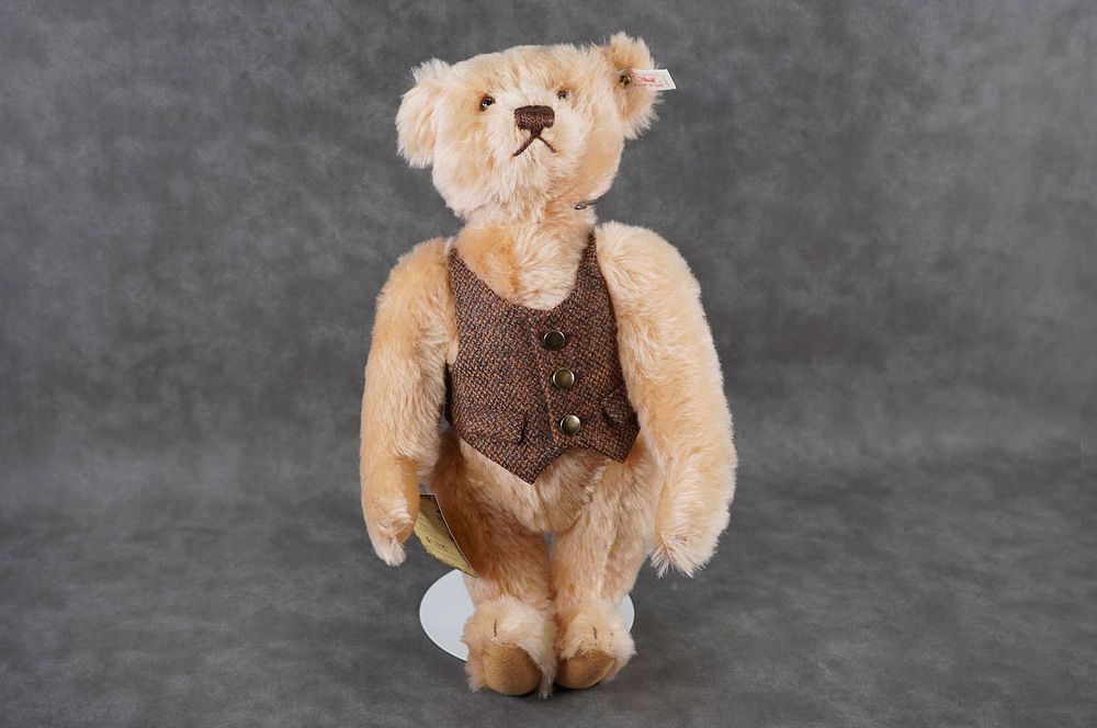 Lot 178: Steiff British Collectors 1996 Limited Edition Teddy Bear