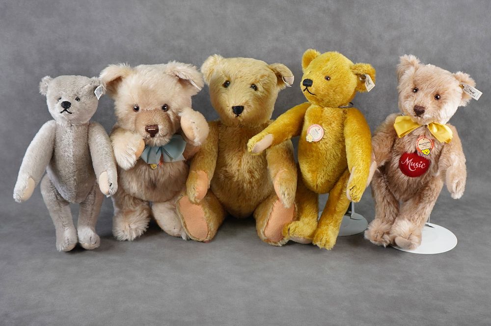 Lot 183: Steiff Replica Teddy Bears