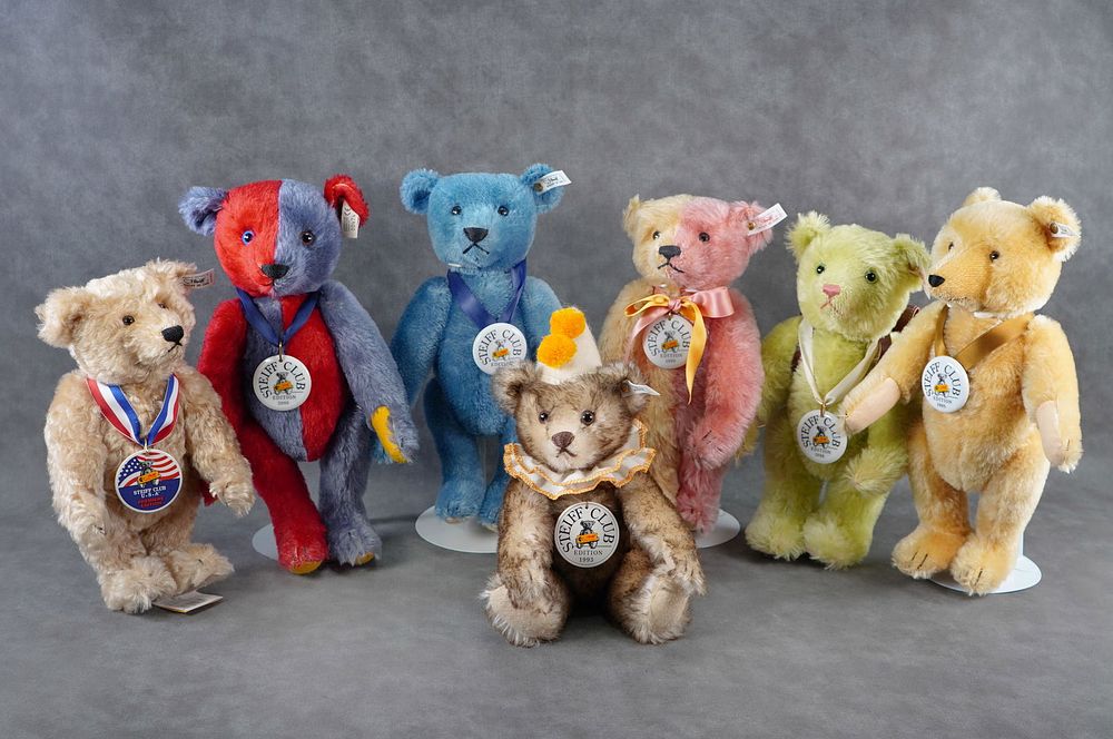 Lot 184: Lot of Steiff Club Teddy Bears