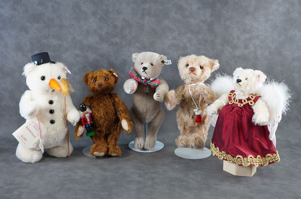 Lot 194: Steiff Christmas Teddy Bear Collection