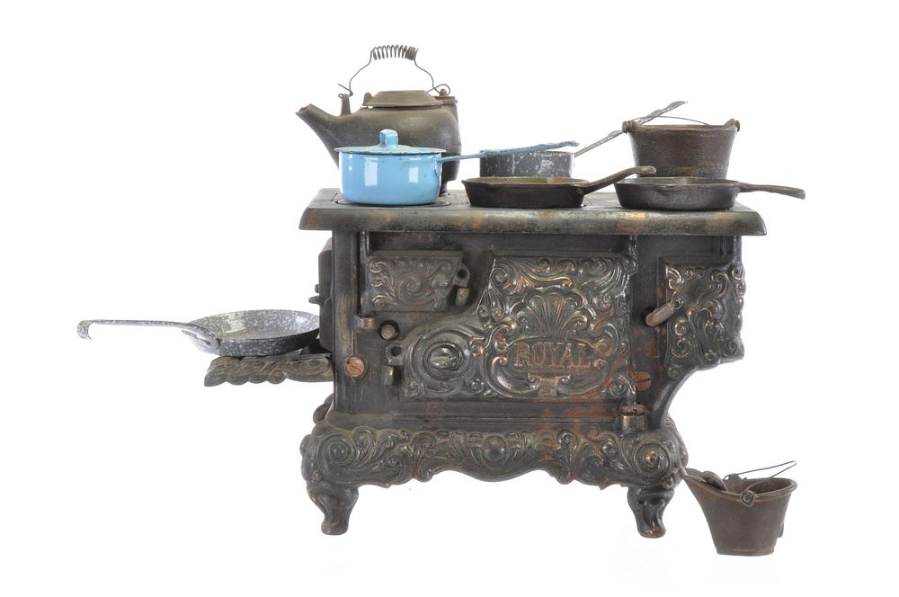 Lot 209: Kenton Toys Copper Flash Cast Iron Range with 4 Burners