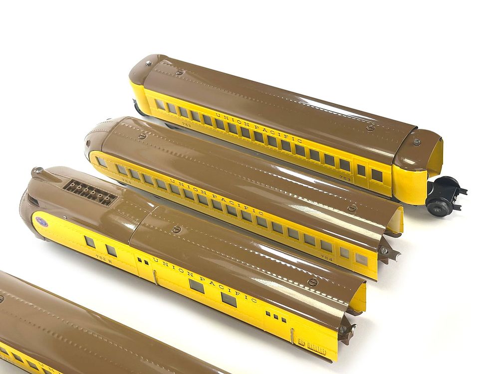 Lot 744: Lionel Streamliner O Gauge Pridelines MTH