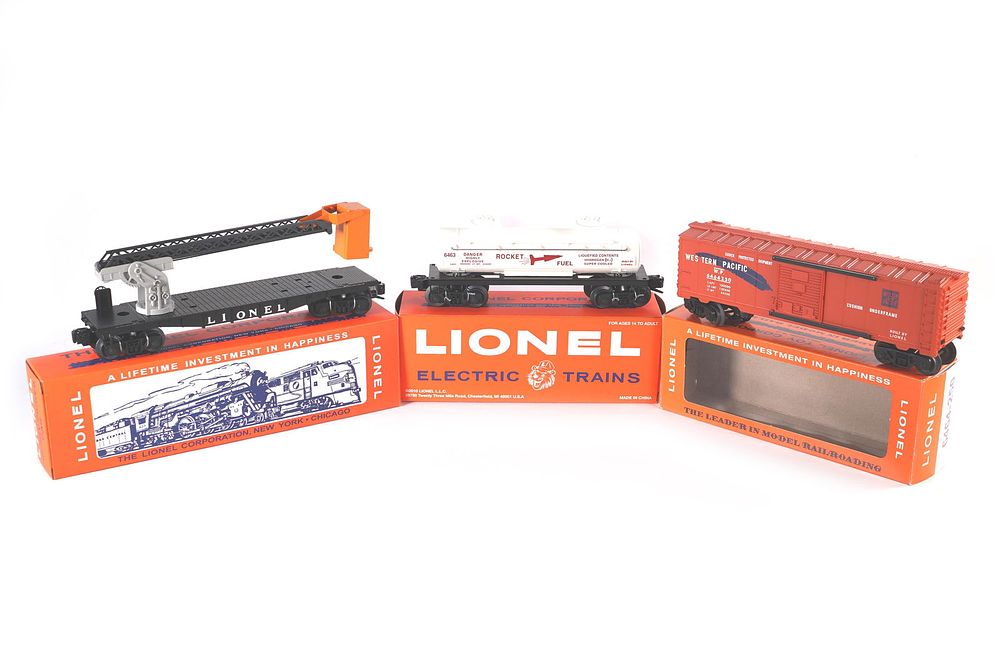 Lot 765: Lionel Cherry Picker 6512 Rocket Fuel 6463 & WP 6464-250 Box Car NMIB