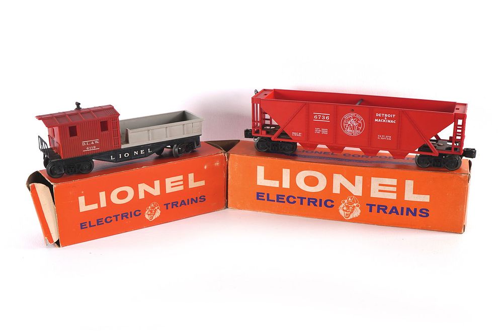 Lot 771: Lionel Wok Caboose 6119-100 and Hopper Car 6736 Boxed