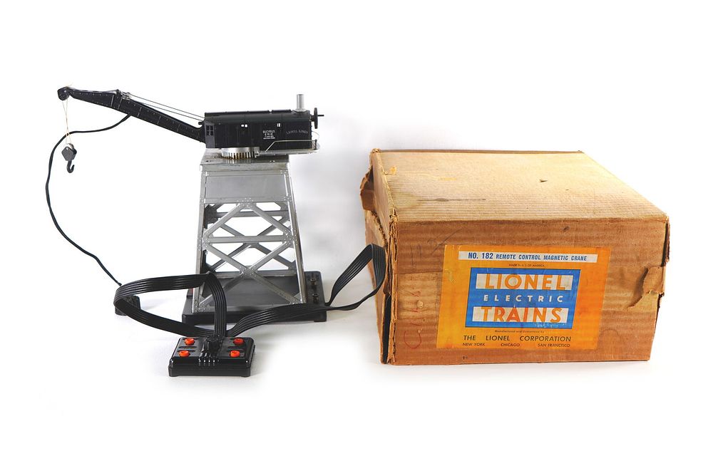 Lot 775: Lionel Postwar 182 Remote Control Magnet Crane with Original Box