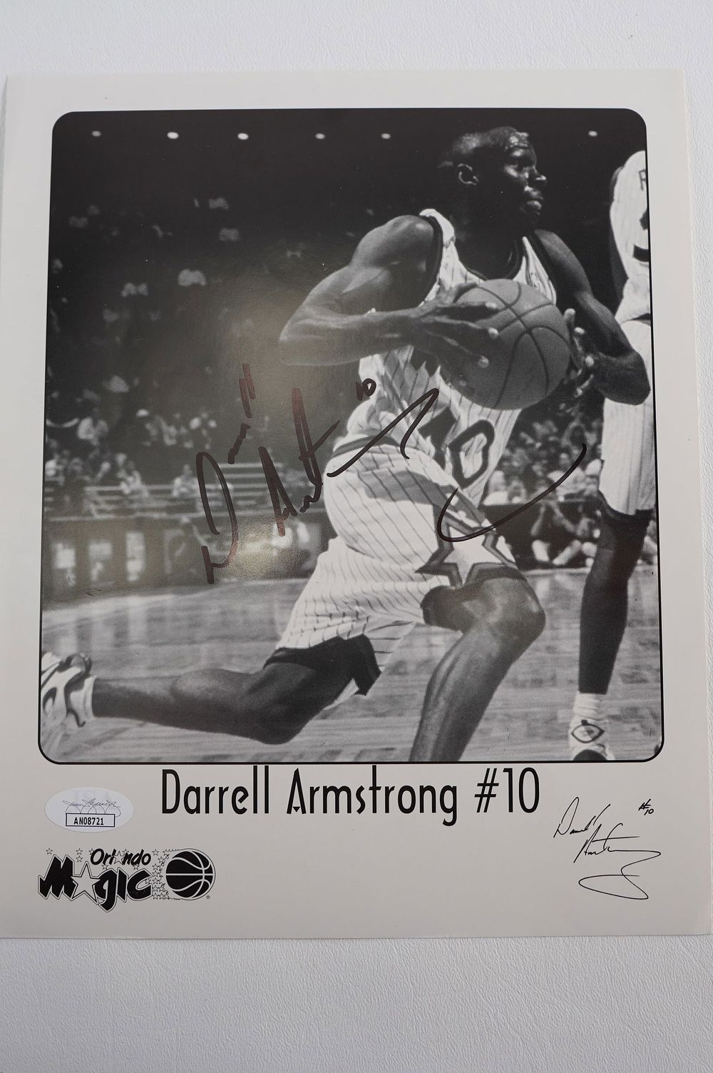 Lot 152: Darrell Armstrong No. 10 AUTOGRAPHED 8 x 10 B&W Photo Orlando Magic w/COA