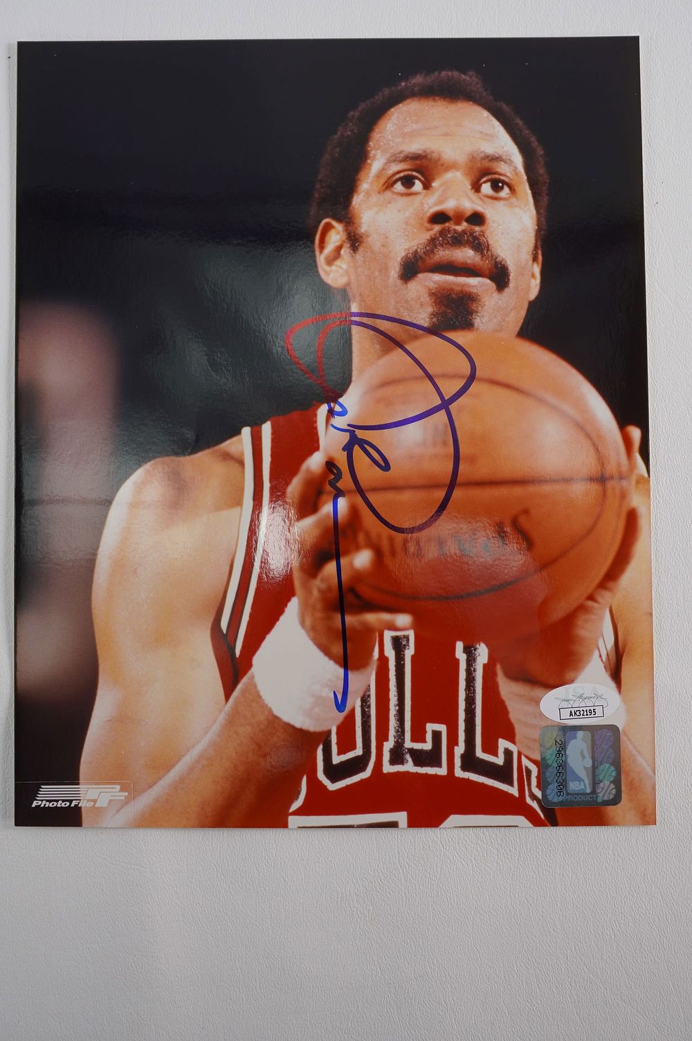 Lot 161: Artis Gilmore No. 53 AUTOGRAPHED 8 x 10 Color Photo Chicago Bulls w/COA