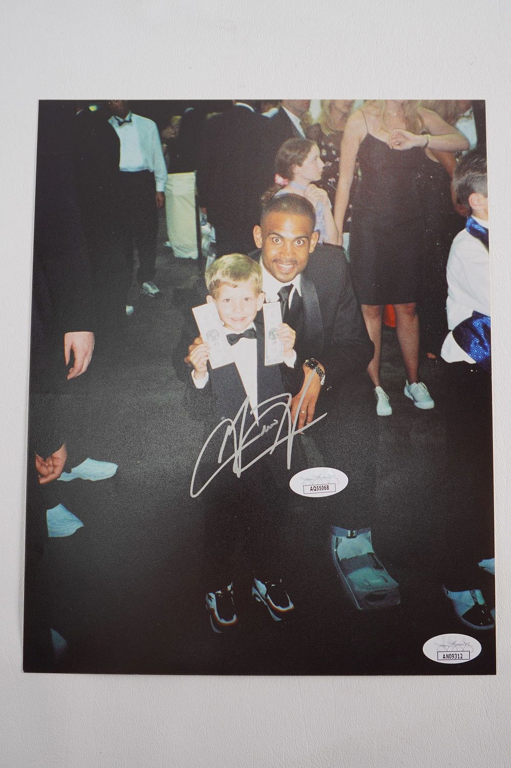 Lot 164: Grant Hill AUTOGRAPHED 8 x 10 Color Photo w/COA