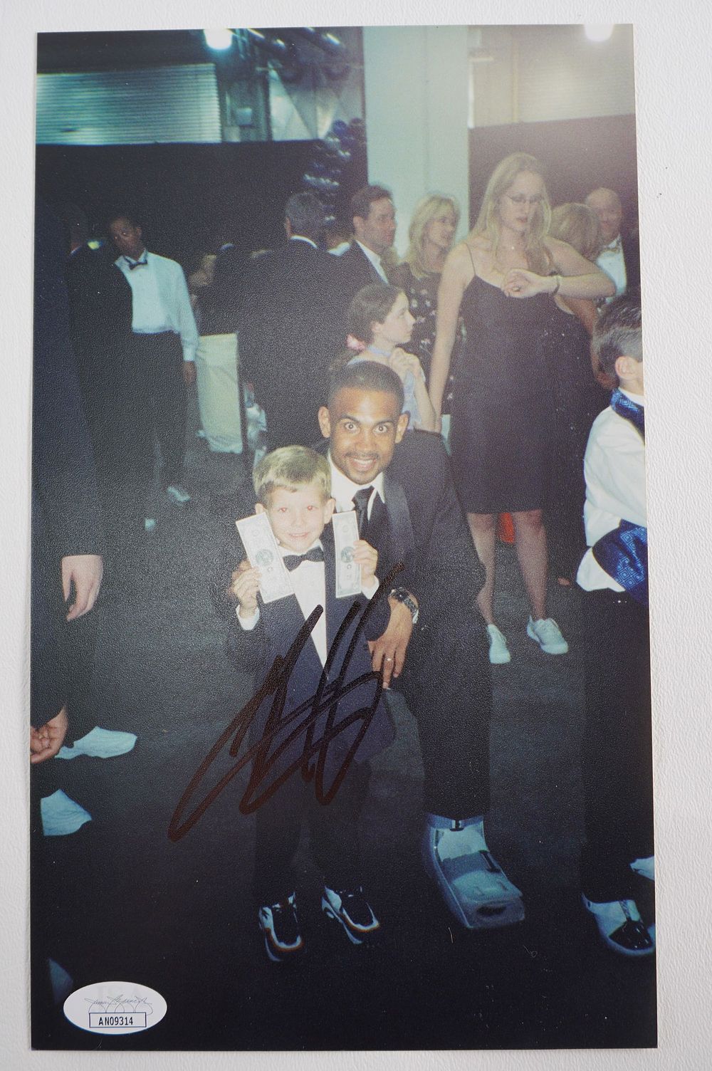 Lot 165: Grant Hill AUTOGRAPHED 6 x 10 Color Photo w/COA
