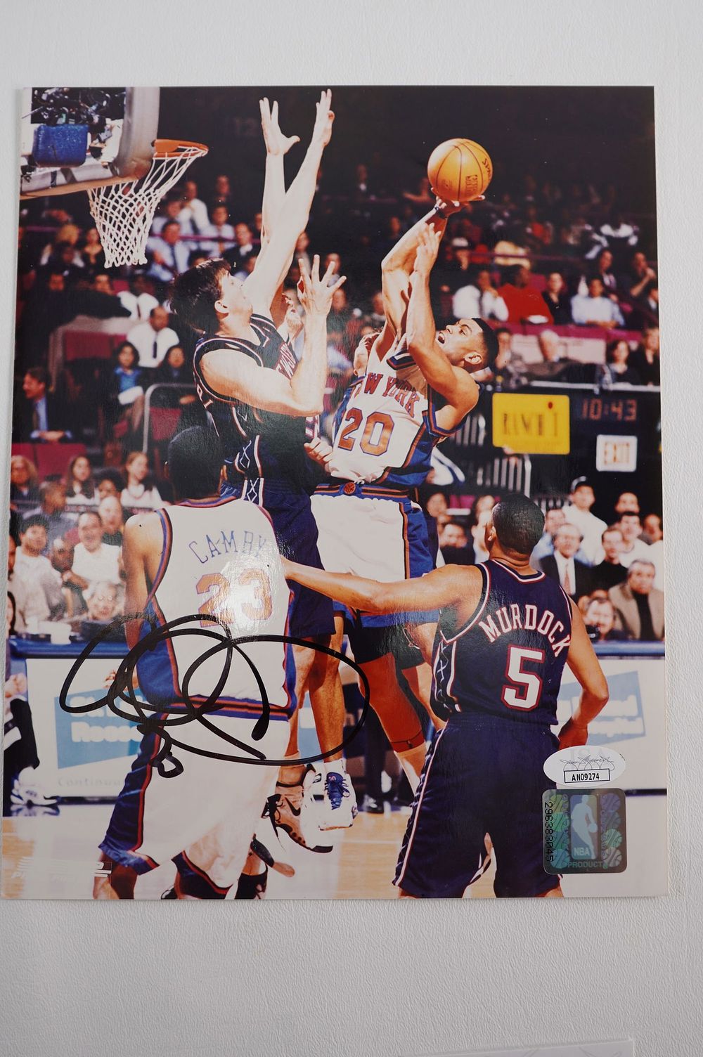 Lot 166: Allan Houston No. 20 AUTOGRAPHED 8 x 10 Color Photo New York Knicks w/COA