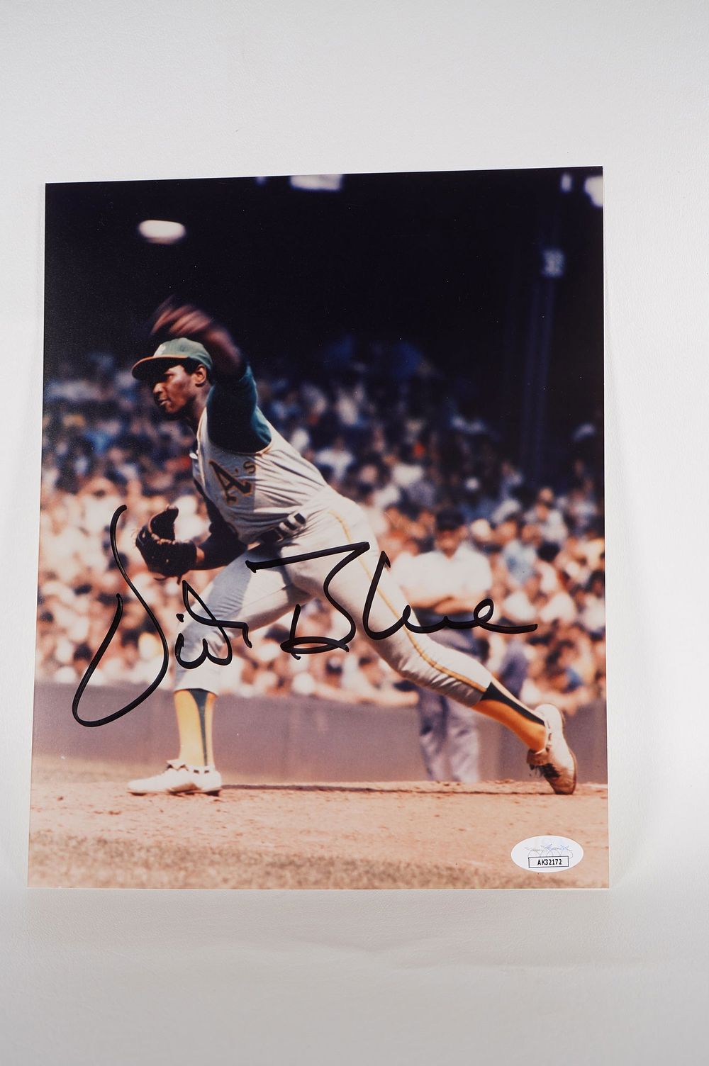 Lot 411: Vida Blue Oakland A's AUTOGRAPHED 8 x 10 Color Photo w/COA