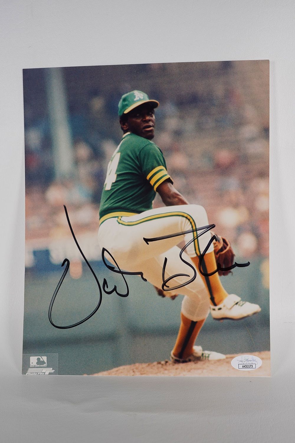 Lot 412: Vida Blue Oakland A's AUTOGRAPHED 8 x 10 Color Photo w/COA