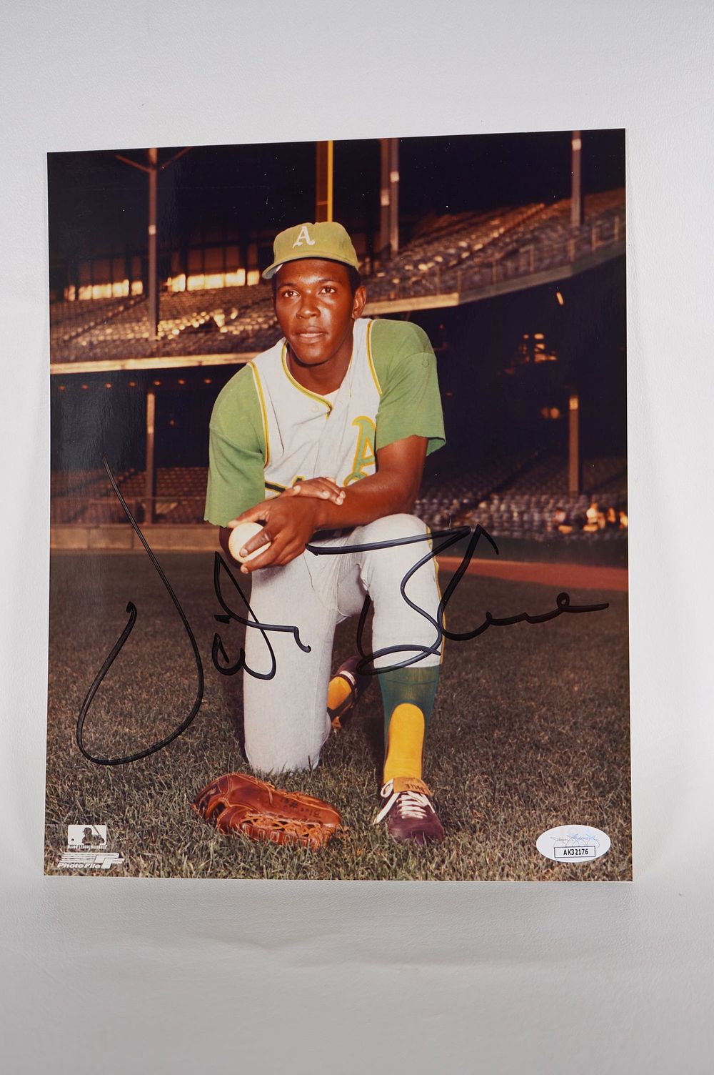 Lot 414: Vida Blue Oakland A's AUTOGRAPHED 8 x 10 Color Photo w/COA