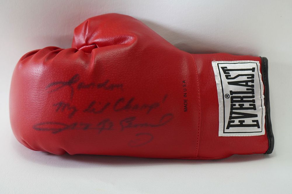 Lot 732: Sugar Ray Leonard AUTOGRAPHED Boxing Glove w/COA