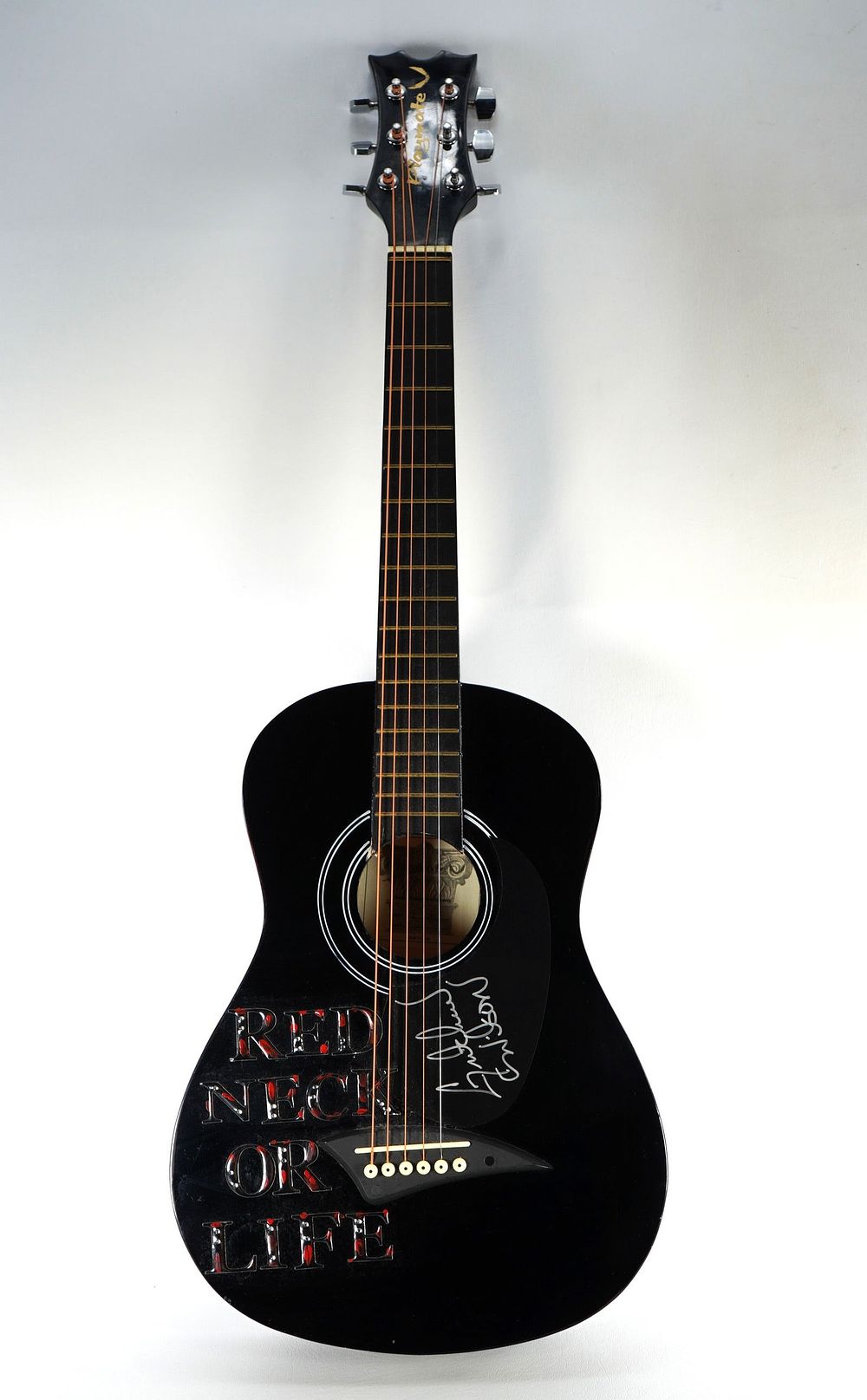 Lot 762: Gretchen Wilson, Singer AUTOGRAPHED Custom Guitar Signed by Gretchen Wilson