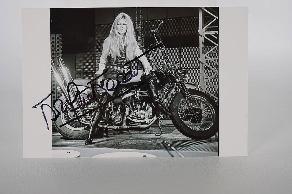 Lot 855: Brigitte Bardot, Actress/Singer AUTOGRAPHED 6 x 4 B & W Photo w/COA