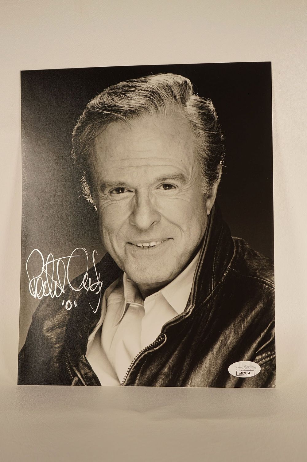 Lot 862: Robert Culp, I Spy; Greatest American Hero, Actor/Screenwriter AUTOGRAPHED 8 x 10 B & W Photo w/COA