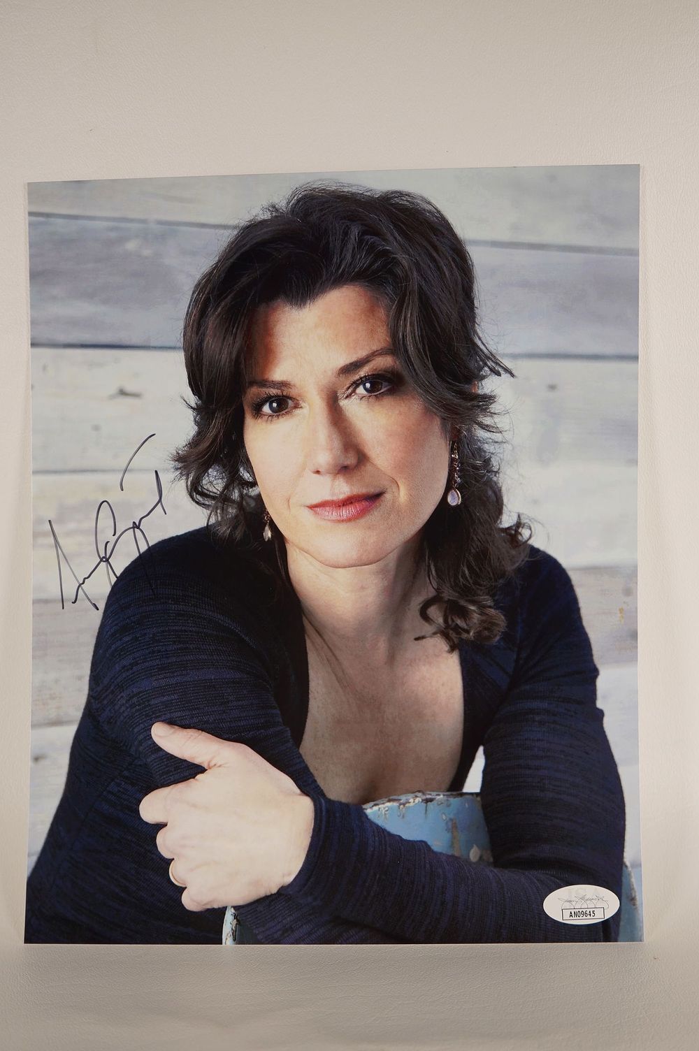 Lot 867: Amy Grant, Singer-Songwriter/Musician AUTOGRAPHED 8 x 10 Color Photo w/COA