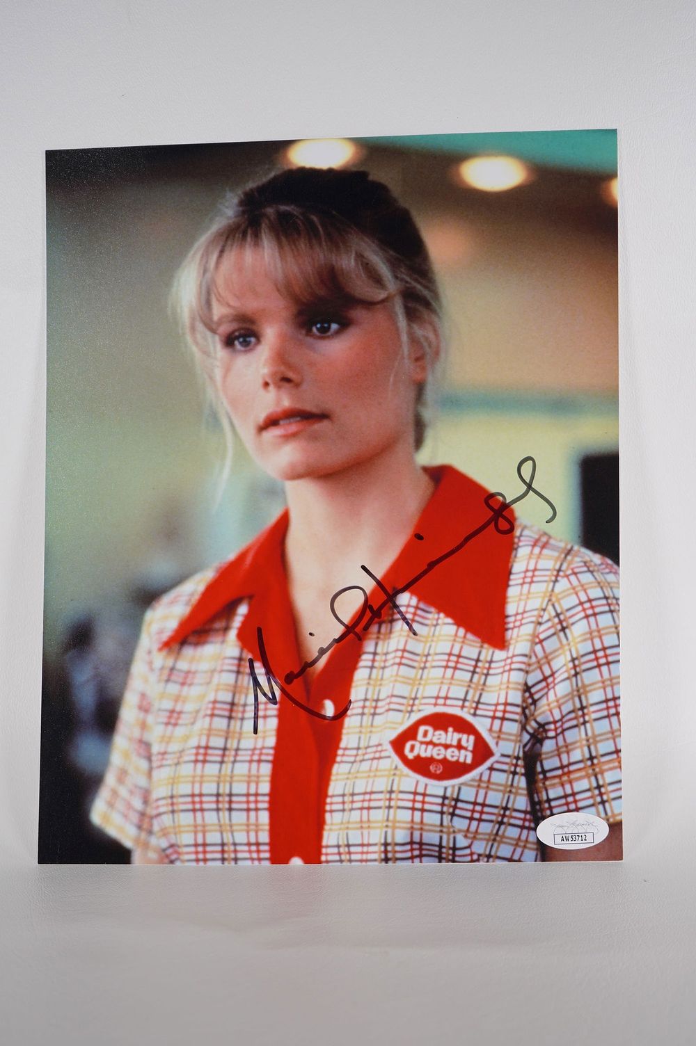 Lot 871: Mariel Hemingway, Actress AUTOGRAPHED 8 x 10 Color Photo w/COA