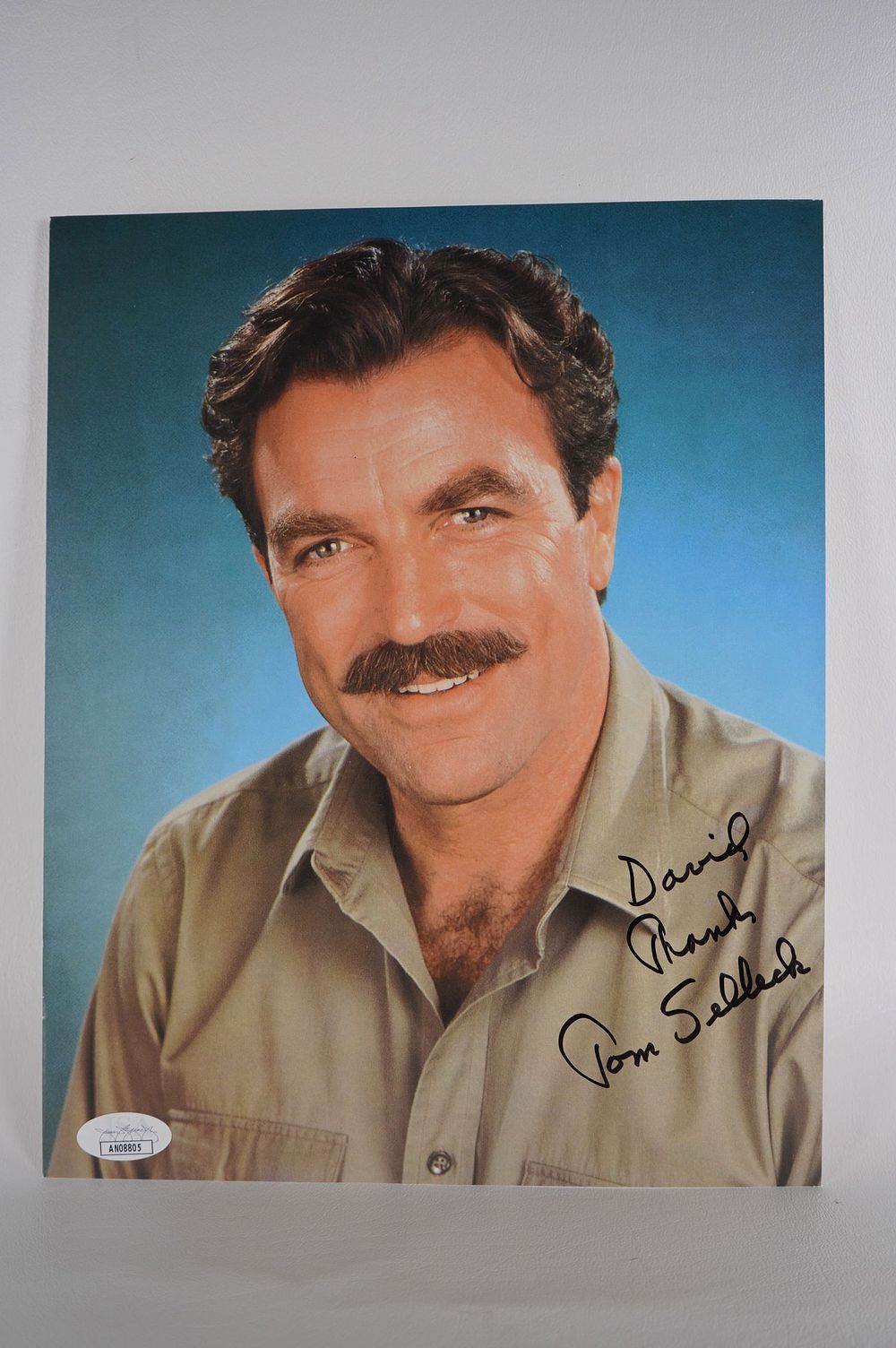 Lot 899: Tom Selleck, Magnum PI, Blue Bloods, Actor AUTOGRAPHED 8 x 10 Color Photo w/COA