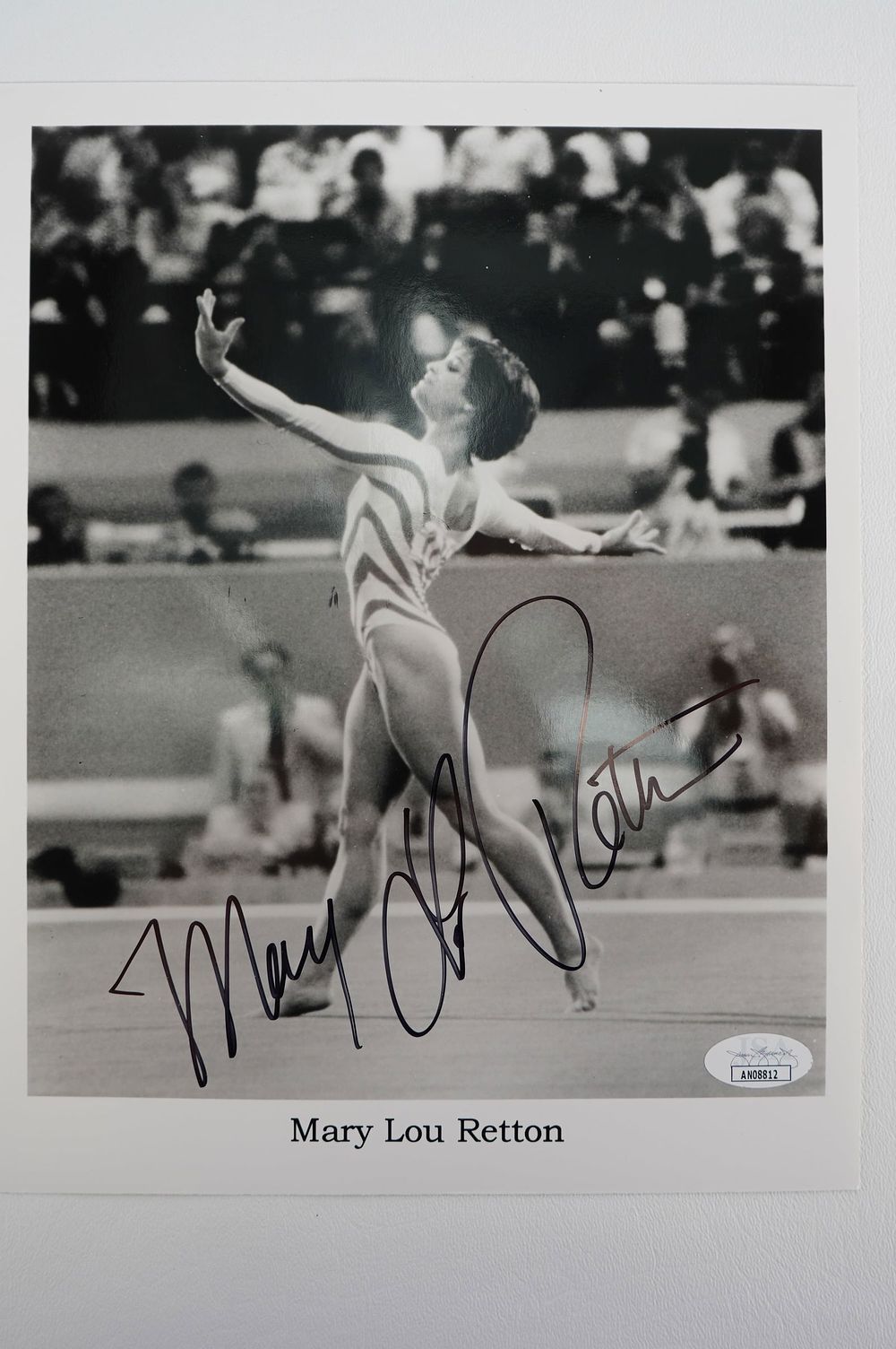 Lot 940: Mary Lou Retton, Olympic Gymnast AUTOGRAPHED 8 x 10 B & W Photo w/COA