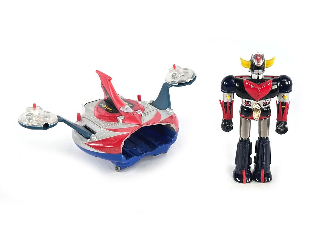 Lot 157: DX Grendizer Saucer and Robot Chogokin, Popy