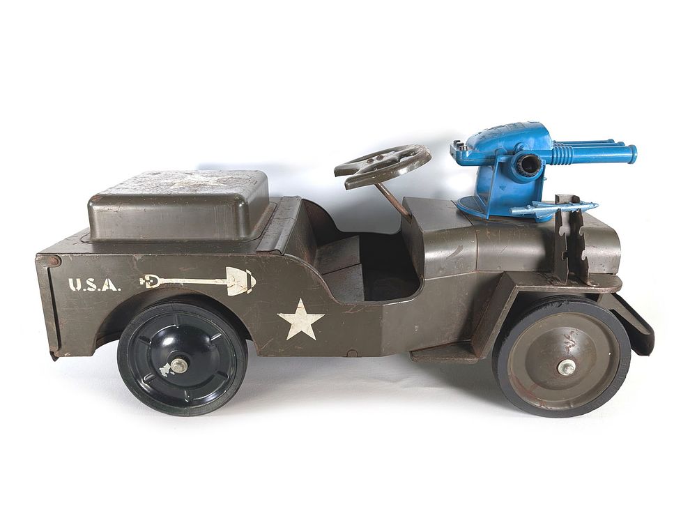 Lot 246: 1950's Pressed Steel Structo No. 996 Ride-Er Combat Military Jeep
