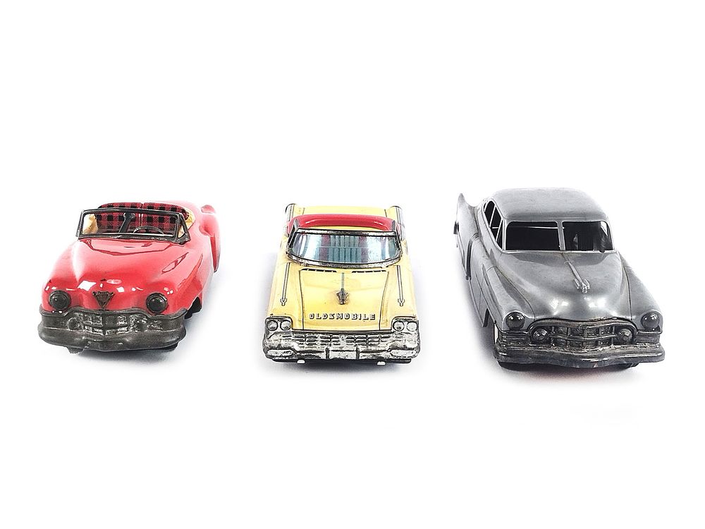 Lot 355: 3 Tin Friction Oldsmobile and Cadillacs; Cragstan, Wyandotte, Nihon Boeki