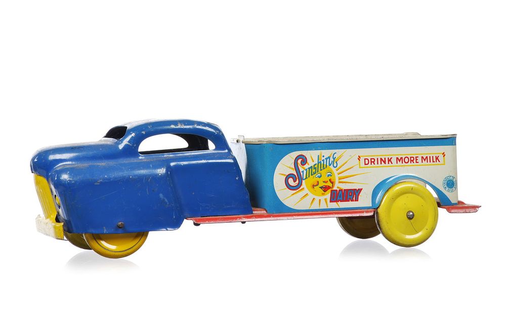 Lot 365: Wyandotte Pressed Steel Sunshine Dairy Delivery Truck