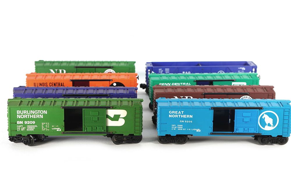 Lot 396: Lionel Box Cars 9205 9209 9200 9206 9204 9201 9214 6-9130 Boxed