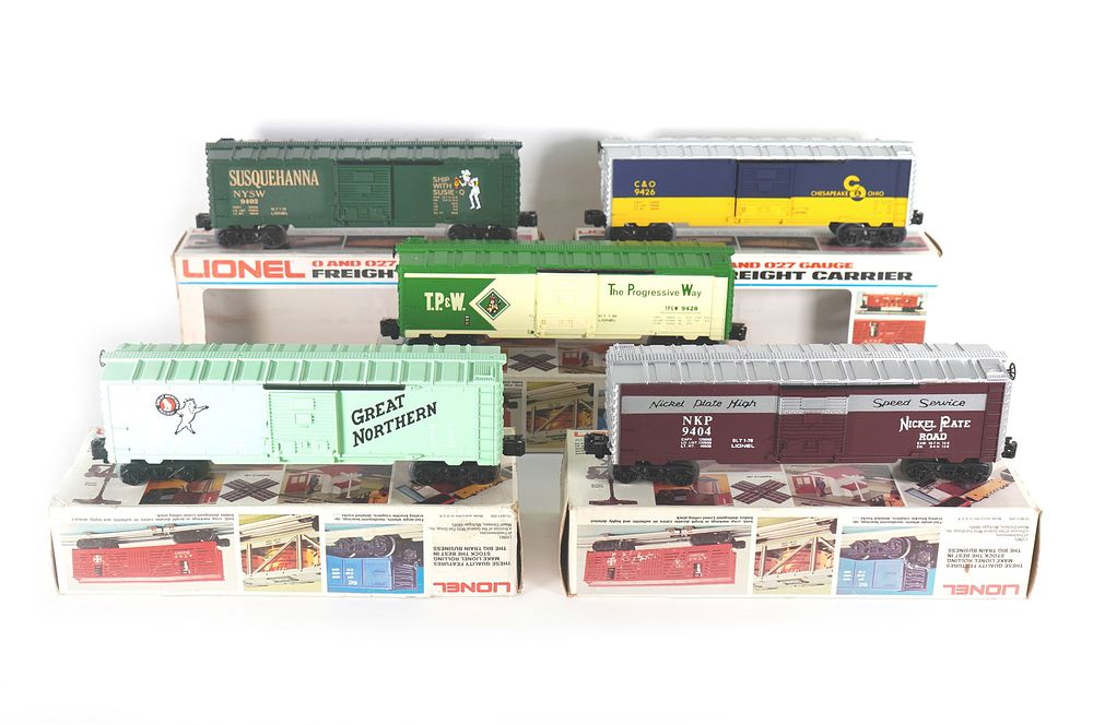 Lot 397: Lionel Box Cars 6-9428 6-9402 6-9401 6-9404 6-9426 Boxed