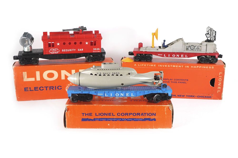Lot 402: Lionel 3535 Security Car 3830 Flat Car 3540 Scope Car Boxed