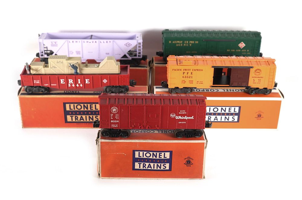 Lot 409: Lionel Freight Cars 6436-500 6572 3444 6024-60 6352-25