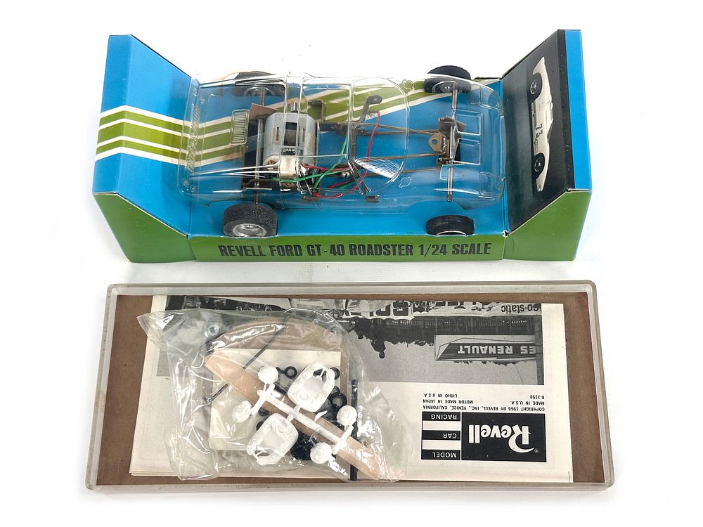 Lot 235F: Competition Ford GT-40 Roadster 1/24 Slot Car Kit