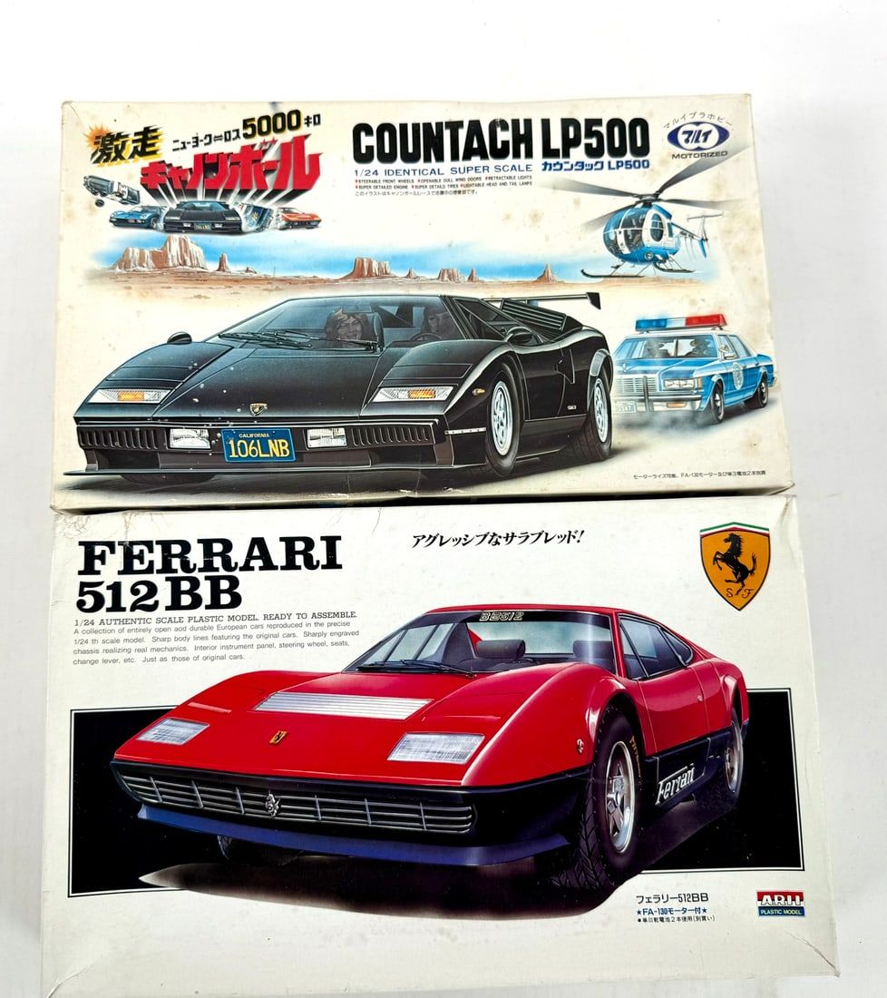 Lot 32: 2 Model Car Kits Lamborghini, Ferrari