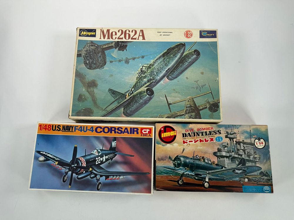 Lot 83: 3 Model Plane Kits Dive Bomber Dauntless/Corsair F4U-4/Messerschmitt Me 262A