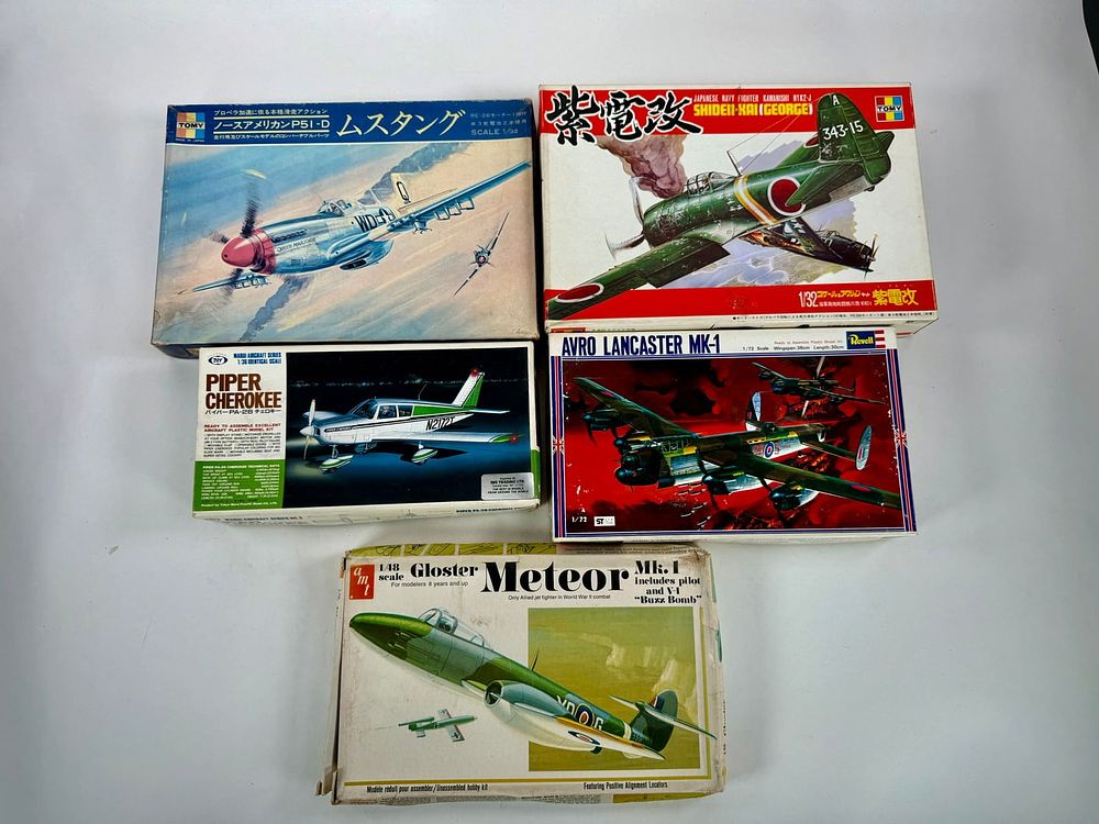Lot 84: 5 Model Plane Kits Piper Cherokee Meteor MKI/Avro Lancaster MK-1/Shiden-Kai George/P-51D